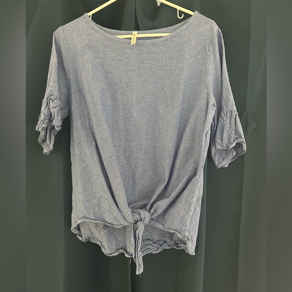 Blue blouse ties in the front! Women’s Medium, can fit like a large